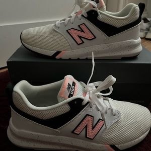 NEW BALANCE FOAM SNEAKERS SZ 7